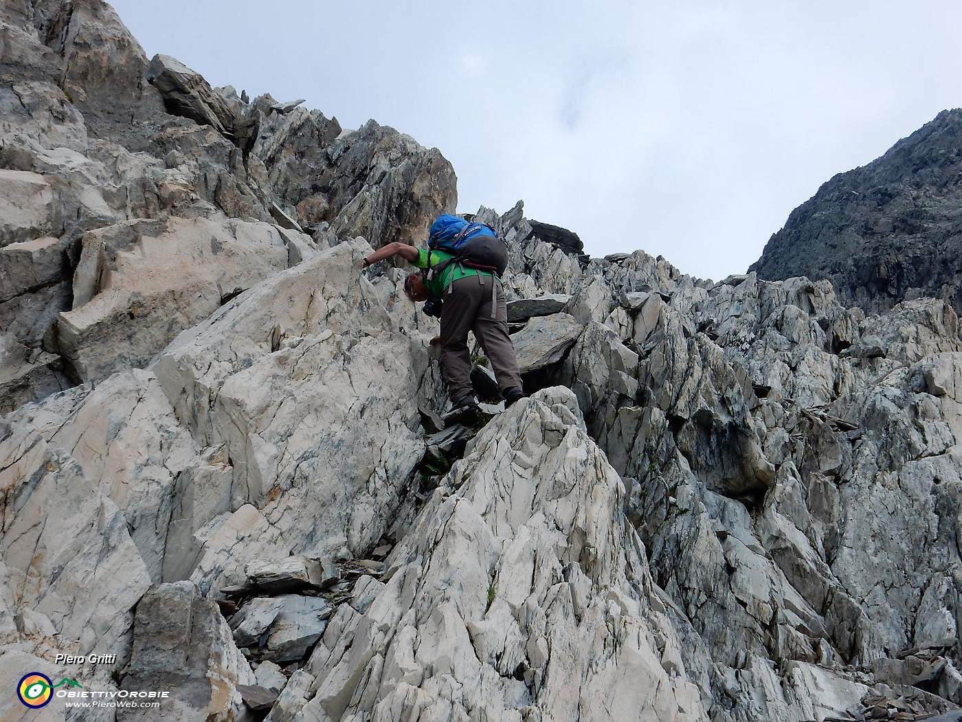 44 In facile arrampicata con uso delle mani.jpg